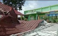 Puting Beliung Rusak Sekolah dan Kantor Desa di Semendo Muara Enim 