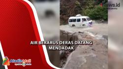 Akibat Hujan Deras, Air Bah Tiba-Tiba Terjang Jalan Provinsi di Madina