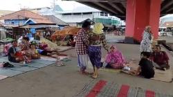 Banjir Subang Meluas, Warga Ngungsi ke Kolong Jembatan Layang Pantura<