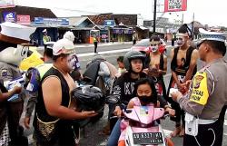 Polisi Berkostum Punokawan Edukasi Warga Gunungkidul Tertib Berlalu Lintas <