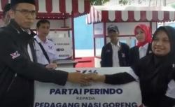 Pedagang Nasi Goreng di Karawang Senang Dapat Gerobak Perindo<