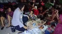 Korban Banjir di Pamanukan Subang yang Ngungsi ke Kolong Flyover Dapat Bantuan dari Polisi