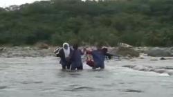 Miris, demi Bersekolah Siswa di Garut Harus Tantang Maut Seberangi Sungai Cirompang