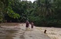  Jembatan Terendam, Para Pemuda di Kedungwanglu Terpaksa Gendong Anak Sekolah Menerjang Banjir