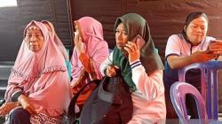 Keluarga Penumpang Express Pricillia Mati Mesin Menunggu di Pelabuhan