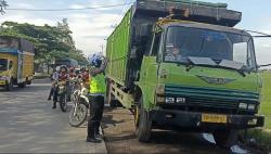 Polisi Tindak Tegas Truk Parkir di Bahu Jalan Pantura Kendal <