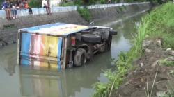 Diduga Sopir Ngantuk, Truk Muatan Saus Terguling ke Sungai Jombang