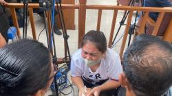 Tangis Haru Fans usai Bharada E Divonis Ringan, Bersimpuh di Kaki Orang Tua Brigadir J
