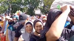 Warga Majalengka Rela Berdesak-desakan demi Beras Rp9.400 per Kg<