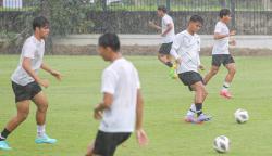 Melihat Semangat Timnas Indonesia U-20 Latihan di Bawah Guyuran Hujan Deras