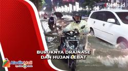Kendaraan Mogok setelah Nekat Terjang Banjir di Cirebon