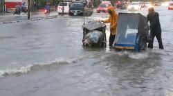 Hujan Deras Picu Sungai Meluap, Banjir Rendam Jalan Protokol di Kota Cirebon