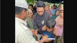 Kala Prabowo Bagikan Puzzle Peta Indonesia kepada Anak-Anak usai Resmikan Sumur Air Bersih di Lombok<