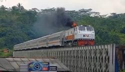 Viral Kereta Keluarkan Api dan Asap Membubung, Netizen: The Real Kereta Api