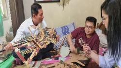 Pemuda Difabel di Banyumas Piawai Bikin Wayang Karton, Jadi Anak Asuh Partai Perindo<