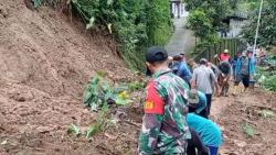 Diterjang Longsor, Jalur Antardesa di Madiun Lumpuh Tertutup Tanah dan Batu