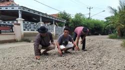 TKW di Taiwan Sumbang Dana Perbaikan Jalan Rusak di Desa Pranggong Indramayu<
