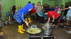 Dapur Umum Dinsos Sukoharjo Suplai Ribuan Nasi Bungkus ke Pengungsi<