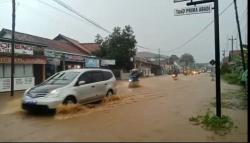  Diguyur Hujan Deras, Jalan Alternatif Batang-Temanggung-Yogyakarta Terendam Banjir