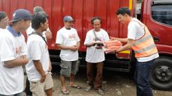 Cegah Kecelakaan, KST Jabar Bantu Sopir Truk Bandung Alat Las-Kompresor dan Rompi Safety Car<