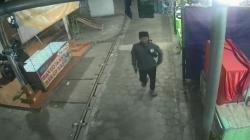 Terekam CCTV Pria Berkopiah Curi Tas di Permakaman Mama Sempur Plered Purwakarta<
