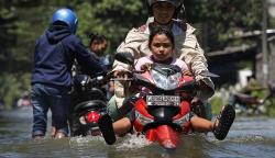 Banjir Setinggi 40 Sentimeter Rendam Jalan Raya Morowudi Gresik