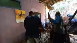 Tebing 4 Meter Longsor Timbun Rumah di Majalengka, Dinding Garasi dan Dapur Jebol<