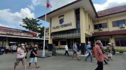 Puluhan Warga Geruduk Mapolres Rembang, Tuntut Pelaku Perusakan Balai Desa Ditahan