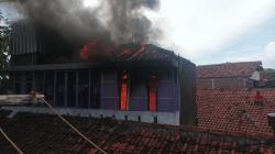 Bangunan 3 Lantai di Cijerah Bandung Terbakar Hebat, Warga Panik<