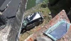 Kronologi Mobil Jatuh di Kolong Jembatan Gianyar, Diseruduk Truk usai Ganti Ban