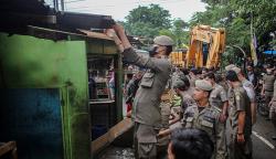 Penertiban PKL di Kawasan Wisata Pantai Purus Ricuh
