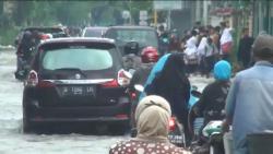 Sepekan Terendam Banjir, Jalan Raya Karanggeneng Lamongan Macet Parah 