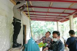 Dikira Jaket Tergantung, Ternyata Orang Gantung Diri