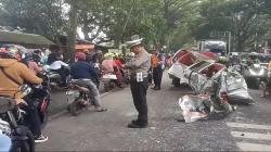 Minibus Oleng Tabrak Truk di Jalan Raya Cianjur-Bandung, Sopir Terluka Parah<