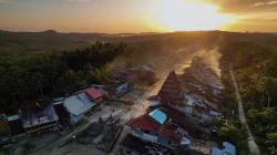 Kampung Unik di Nias, Pria Dianggap Dewasa jika Bisa Lompati Batu Setinggi 2 Meter 
