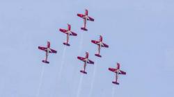Aksi Jupiter Aerobatic Team TNI AU di Langit Danau Toba, Penonton F1 Powerboat Terkesima