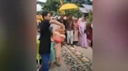 Heboh Pengantin Pakai Sajadah Masjid untuk Alas Jalan saat Acara Pernikahan