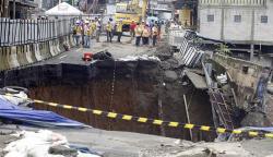 Akses Jalan Nasional Bogor-Sukabumi Putus akibat Longsor<