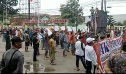 Kecewa Izin Pentas Dangdut Ditolak, Ratusan Nelayan di Rembang Geruduk Kantor Kecamatan<