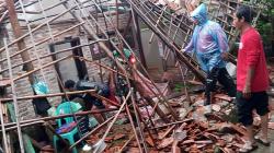 Rumah Warga Indramayu Ambruk Diterjang Hujan Deras dan Angin Kencang, Pemilik Terluka