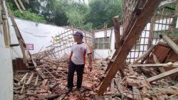 Atap Kelas SDN 3 Sukagumiwang Indramayu Ambruk Diterjang Hujan dan Angin Kencang 