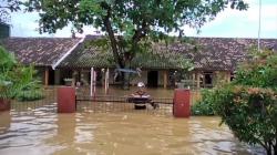Banjir Rendam Puluhan Sekolah di Pantura Subang, Murid Diliburkan<