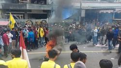 Tolak Perpu Cipta Kerja, Mahasiswa-Buruh Ricuh dengan Polisi di DPRD Kota Tasikmalaya<