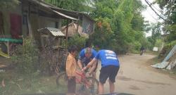 Berkeliling Sekitar Mandalika, Mekanik Tim Pata Yamaha Bantu Perbaiki Sepeda Anak Kecil