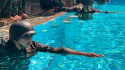 Tingkatkan Stamina dan Ketahanan Fisik, Prajurit Lanudal Manado Latihan Renang Militer <