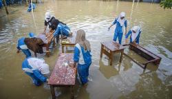 Banjir Rendam Sekolah di Karawang hingga 1,5 Meter