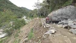 Batu Besar Tutupi Jalan di Tana Toraja, Ratusan Warga Bertaruh Nyawa Lintasi Jurang