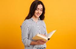 35 Contoh Kalimat Transitif Lengkap dengan Penjelasannya<