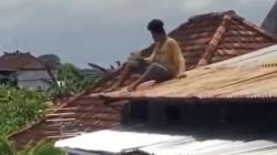 Pria di Denpasar Bikin Geger, Panjat Atap Rumah Warga hingga Lempar Ember