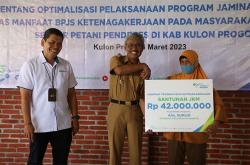 Tewas Jatuh dari Pohon Kelapa, Ahli Waris Penderes di Kulonprogo Terima Santunan Kematian